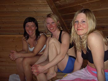 Linda, Rakel og Sara i badstua
