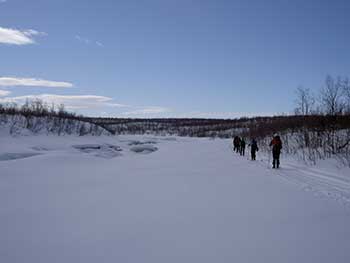 skigange langs åpen elv