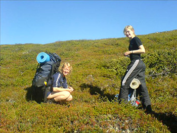 Agnes og Merete plukker blåbær